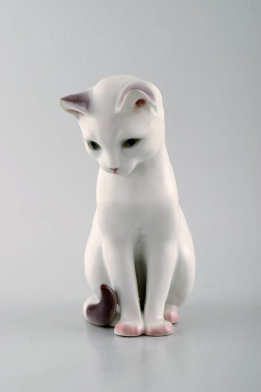 B&G/ Bing & Grøndahl - Siddende hvid kat i porcelæn - nr. 2476.