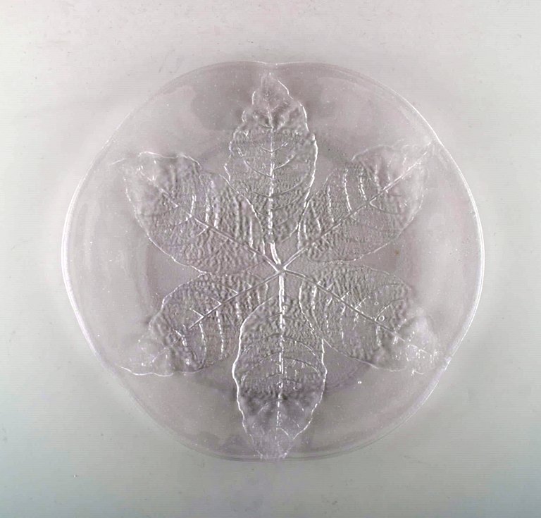 Skandinavisk kunstglas. 21 stk. mundblæste dækketallerkener i kunstglas udsmykket med blade. 1960erne.