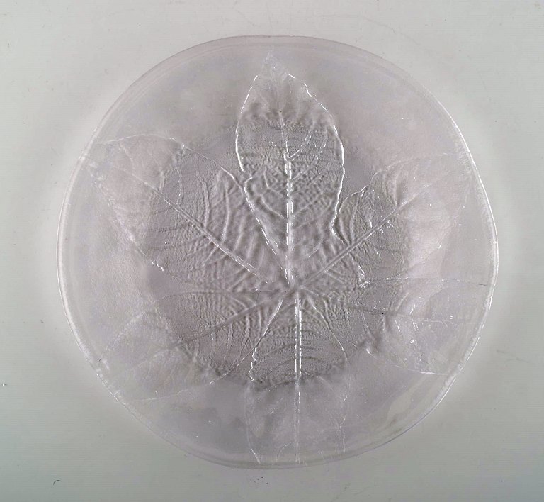 Skandinavisk kunstglas. 23 stk. mundblæste glastallerkener udsmykket med blade. 1960erne.