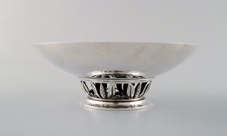 Georg Jensen opsats i hammerslået sterlingsølv, modelnummer 641B.