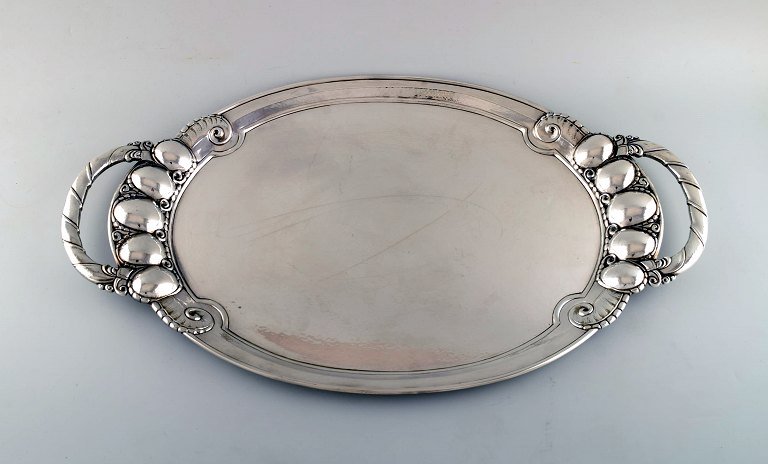 Stort Georg Jensen "Melon" serveringsfad i sterlingsølv. Modelnummer 159B.Original mahognikasse fra Georg Jensen medfølger.