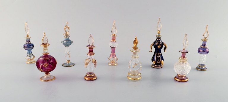 Large collection of Italian flacons in mouth blown art glass. Partially colored glass decorated with gold leaf. 1930 / 40