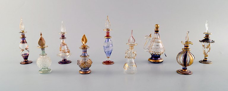 Stor samling af italienske flakoner i mundblæst kunstglas. Delvist farvet glas dekoreret med bladguld. 1930/40