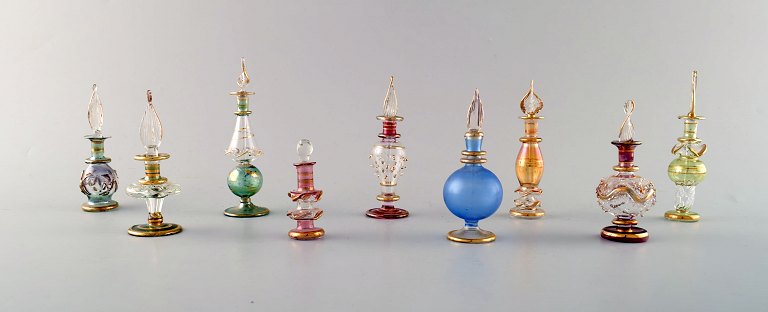 Stor samling af italienske flakoner i mundblæst kunstglas. Delvist farvet glas dekoreret med bladguld. 1930/40