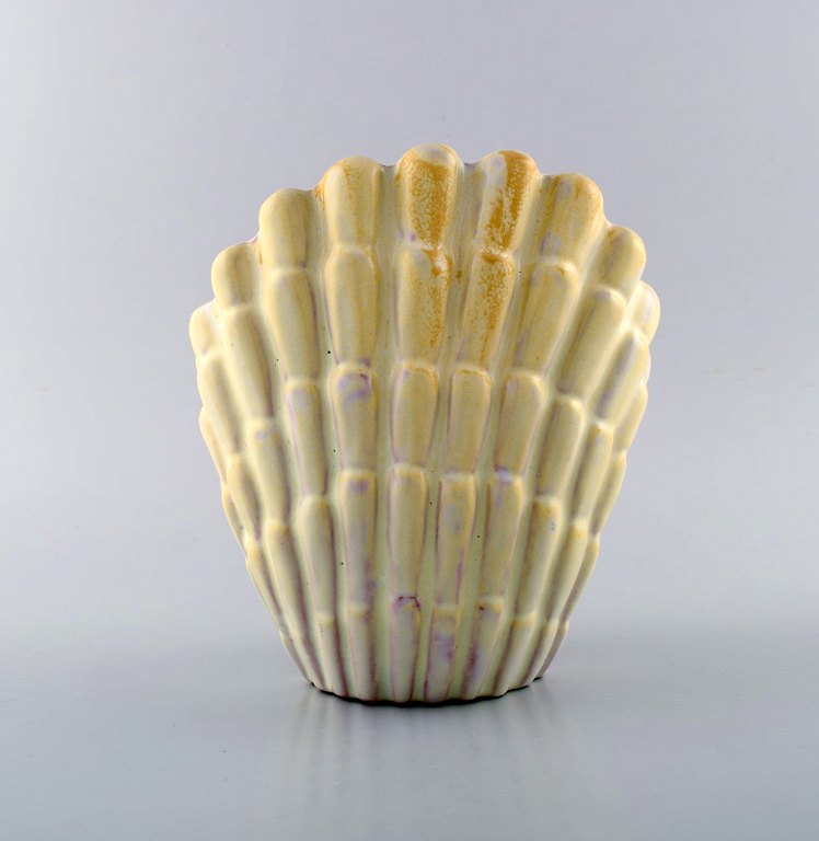 Vicke lindstrand for Upsala-Ekeby. Art deco muslingeformet vase i glaseret keramik.
