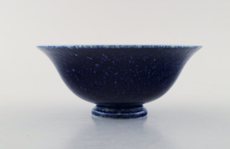 Sven Wejsfelt for Gustavsberg Studio Hand. Unika skål på fod i glaseret keramik. 1999. Smuk glasur i blå nuancer.