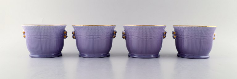 Louise Adelborg ( f.1885, d. 1971) for Rörstrand / Rørstrand. Sæt på fire Swedish Grace urtepotteskjulere i lilla med gulddekoration. 1930/40