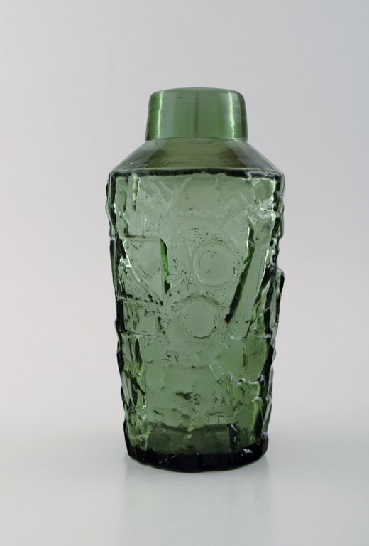 Finnish glass artist. Vase in green mouth blown art glass. Abstract motif. 1970