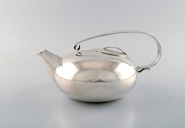 Lino Sabattini (1925-2016) for Christofle. Modernist teapot in silver plated metal. Ca. 1960.
