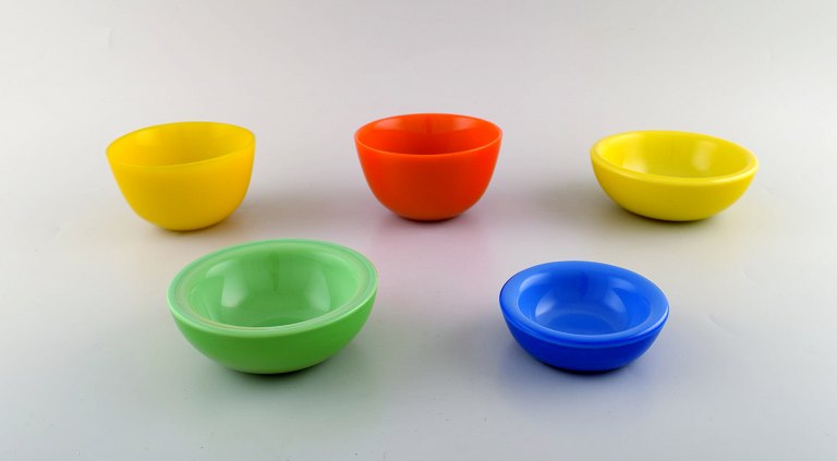 Sven Palmqvist for Orrefors. Set of 5 "Colora" bowls in art glass.