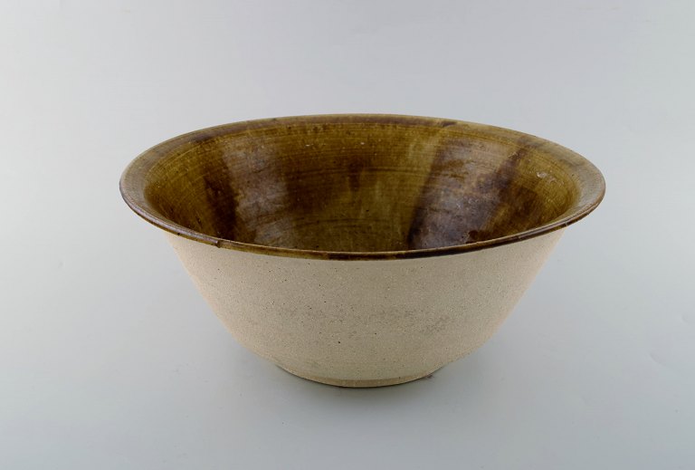 Ivy Lysdal, f 1937. Dansk keramiker og kunstmaler.Stor unika skål med indvendig glasur i grønne nuancer. 1970