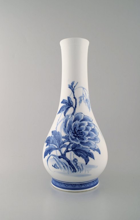 Oluf Jensen for Royal Copenhagen. Stor unika porcelænsvase med slank hals. Håndmalet med blomster. 1921.