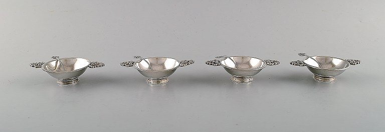 Franz Hingelberg. 4 saltkar med tilhørende ske i sterlingsølv. Modelnummer 1089 D.