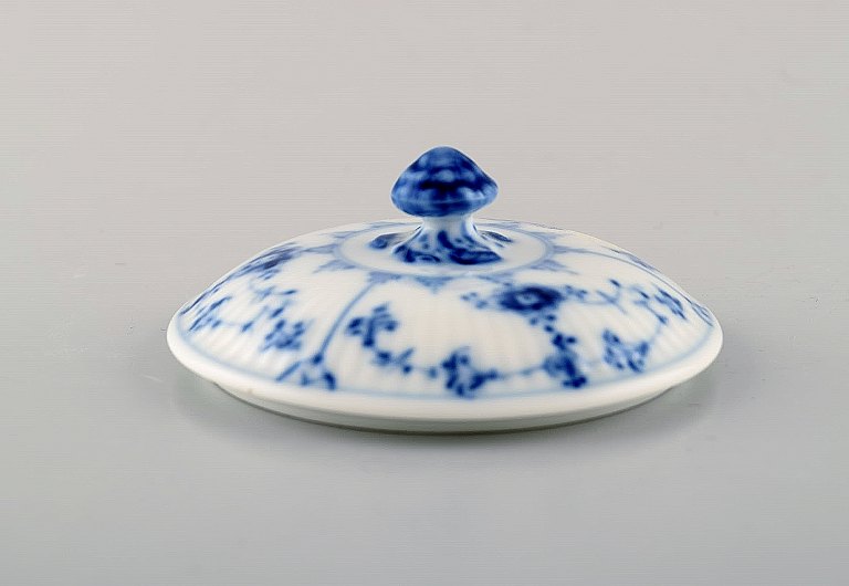 Royal Copenhagen. Musselmalet riflet låg. Modelnummer: 1/239.