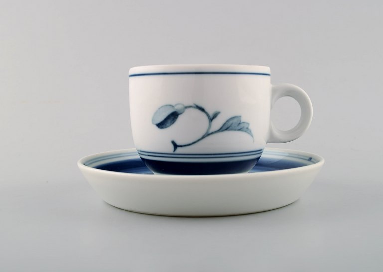 B&G, Bing & Grøndahl. Korinth kaffekop i håndmalet porcelæn med underkop. Modelnummer: 305.