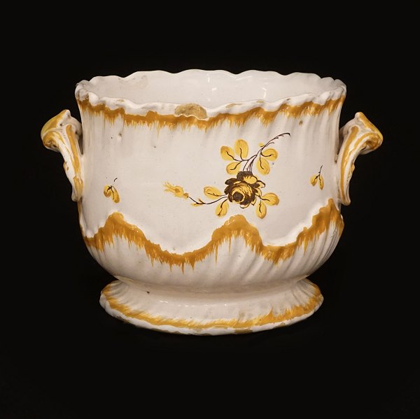 An 18th century yellow decorated faience wine basket. Signed Rörstrand, Sweden, 14.10.1773. H: 12,6cm