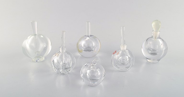Edward Hald for Orrefors. En samling på seks mundblæste flakoner i klart kunstglas. Designet i 1940