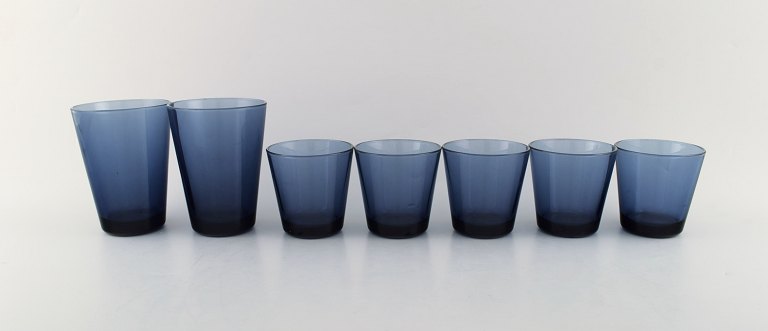 Kaj Franck (Finnish, 1911-1989) Nuutajärvi Glass Works, Finland. Seven drinking glasses in purple art glass. 1960 / 70