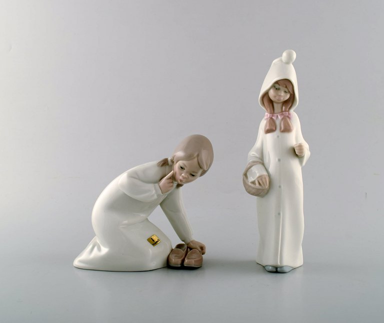 Lladro, Spanien. To barnefigurer i glaseret porcelæn. 1900-tallet.