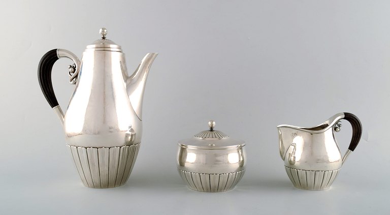 Johan Rohde for Georg Jensen. "Kosmos" kaffesæt i sterlingsølv med hanke i ibenholt. Dessin 45A og 45D.