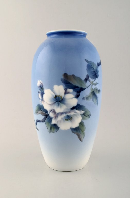 Royal Copenhagen vase with floral motif. Dated 1962.