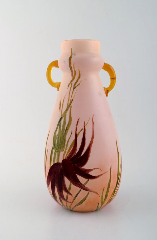 Legras vase med håndmalet emaljedekoration og hanke i ravfarvet kunstglas. 1890