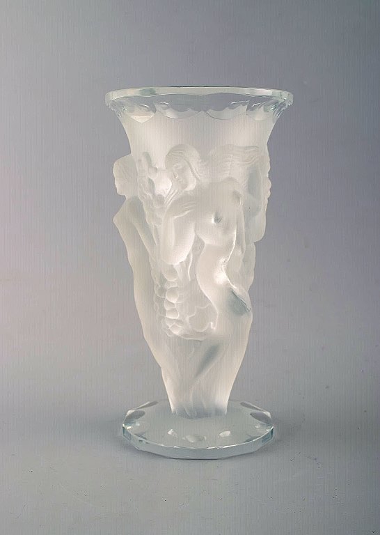 René Lalique "Bacchantes" vase in clear art glass decorated with dancing nymphs. 1930