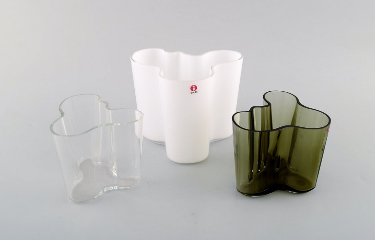 Alvar Aalto for Iittala. Three vases in green, white and clear art glass. High quality, late 20th century.