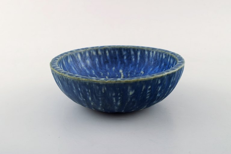 Gunnar Nylund for Rørstrand. Skål i glaseret keramik. Smuk blå glasur. Midt 1900-tallet.