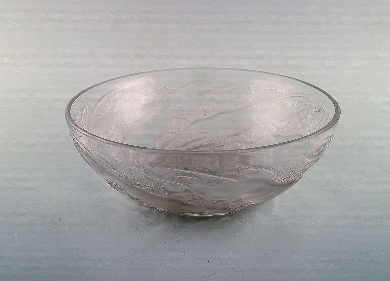 Early and rare René Lalique "Chiens" art deco bowl in art glass decorated with dogs. 1930