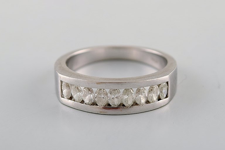 Diamond ring of 14 carat white gold with 9 oval diamonds.
