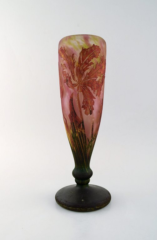 Stor og imponerende Daum Nancy art nouveau cameo vase i mundblæst kunstglas med bladværk i relief. Dateret 1905.