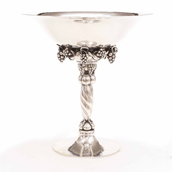 Georg Jensen: Stor drueopsats i lethamret sterlingsølv. #264A. H: 27cm. V: 1.282gr