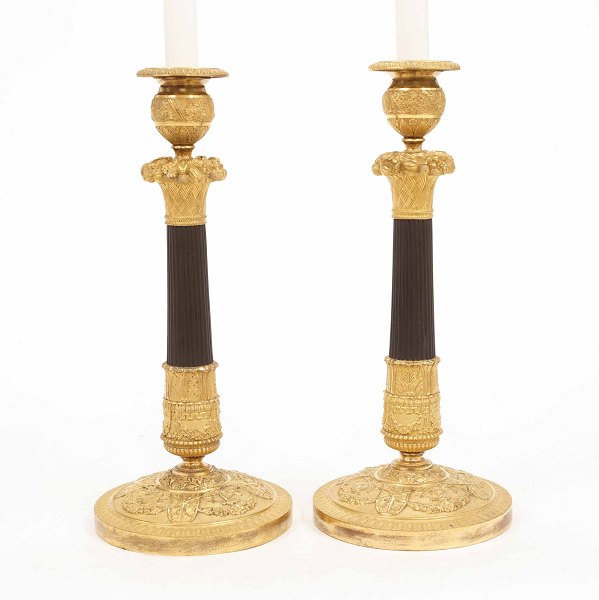 Et par lueforgyldte bronzestager med delvist mørkpatineret stamme. Frankrig ca. år 1800. H. 33cm