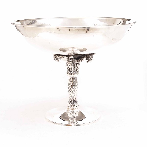 Gigantisk drueopsats i sølvplet. Rummer ca. ti flasker champagne. Udført i Georg Jensens stil. H: 42cm. D: 52cm