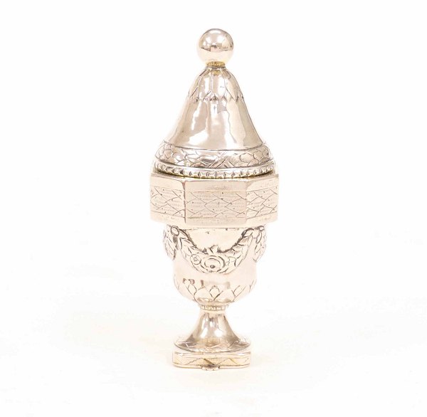 Martin Hinrich Petersen, 1784-1824, Haderslev: Hovedvandsæg i delvist forgyldt sølv. Stemplet. H: 9,5cm