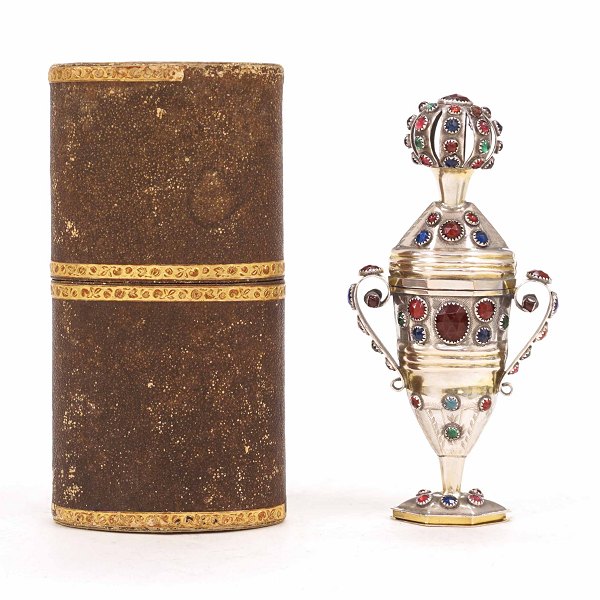 Reimer Diedrich Dethlefsen, Sønderborg, 1819-36: Rigt dekoreret hovedvandsæg med 89 flusser i originalt foderal. Stemplet. H: 14,7cm