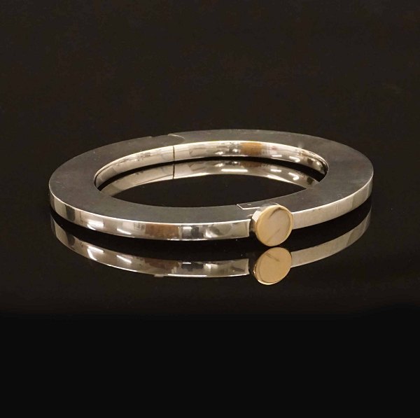 Andreas Mikkelsen for Georg Jensen: Oval, oplukkelig bred sølvarmring. Stemplet. Indv. D: 6x4,7cm