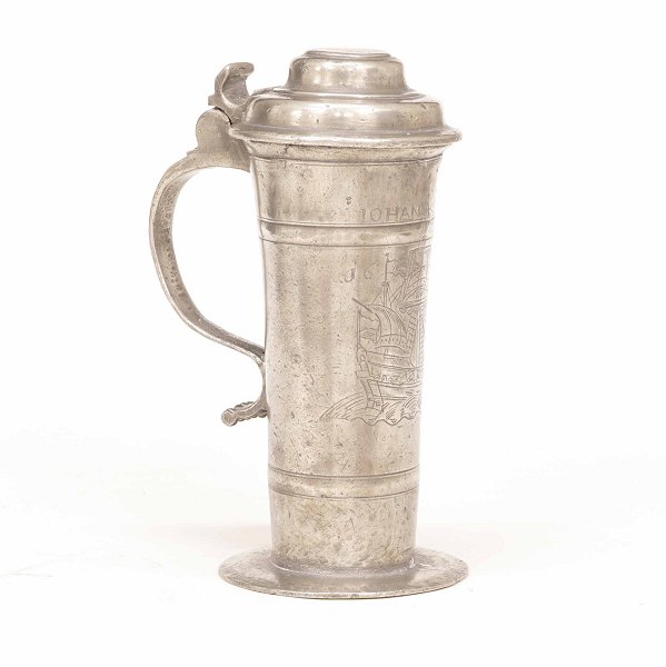 Rørchen af tin rigt dekoreret med skibsmotiv, hvorover navnetrækket "Johan Ehlers" og årstallet 1657. Stemplet. Nordtyskland. H: 23cm