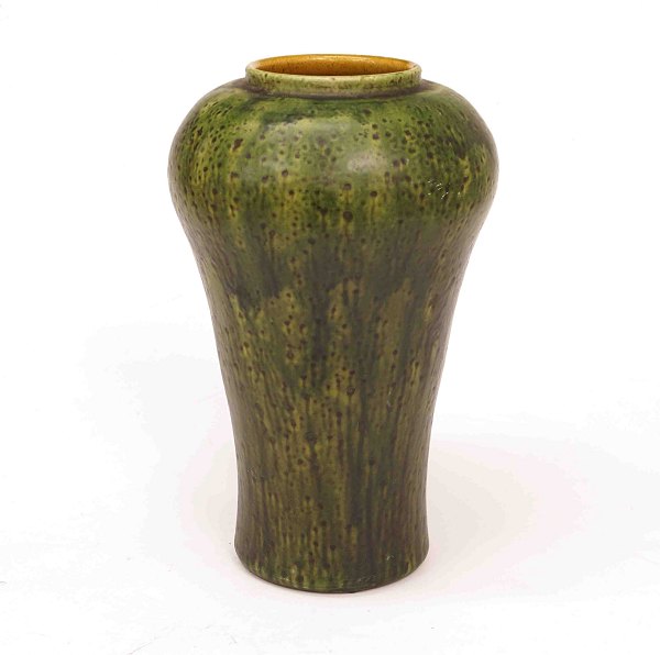 Kähler vase. Stor Kählervase med mærkegrøn glasur. Signeret "HAK" for Hermann A. Kähler. H: 35cm