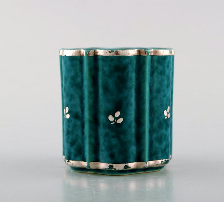 Wilhelm Kåge for Gustavsberg. Argenta vase i keramik dekoreret med blade i sølvindlæg. Sverige 1940´erne.