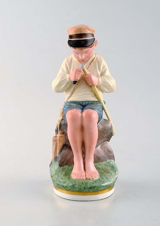 Royal Copenhagen porcelænsfigur i overglasur. Snittedreng. Modelnummer 905. 1920