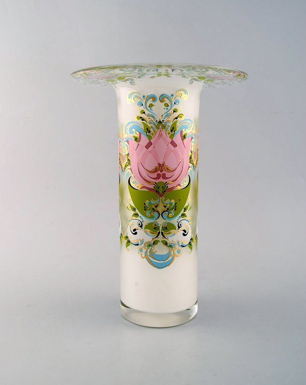 Bjørn Wiinblad for Rosenthal Studio Linie. Vase i kunstglas dekoreret med blomster og svaner. 1980