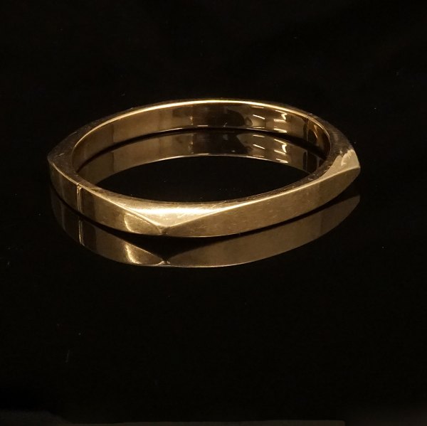 John Sørensen: Oval armbøjle i 14kt guld guld med skjult lås. Indv. mål: 5,3x5,8cm