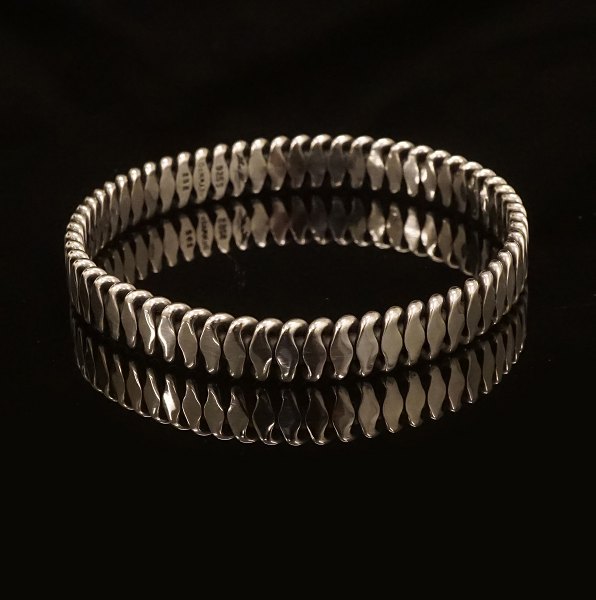 Hans Hansen: Armring i sterlingsølv. Dessin 202. Stemplet Hans Hansen. D indv: 6,3cm. V: 47gr