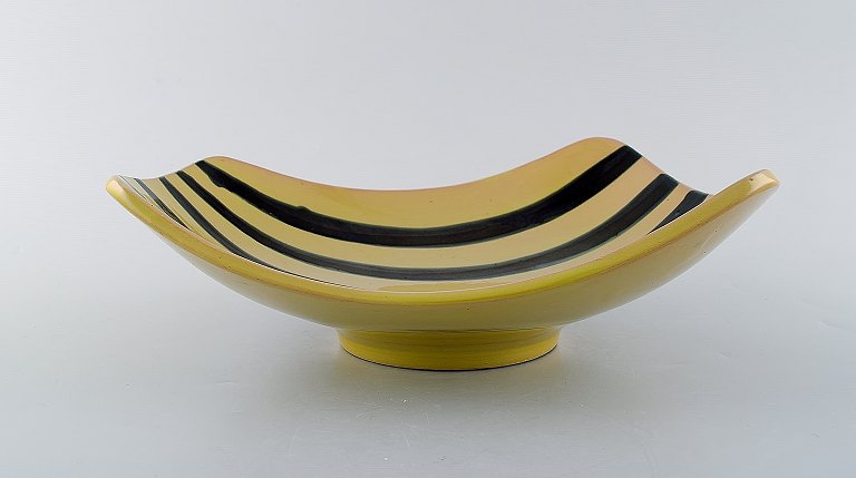 Gabriel keramik, Sverige. "Tropik" fad i glaseret keramik. Stribet design i gul sort glasur. 1950/60