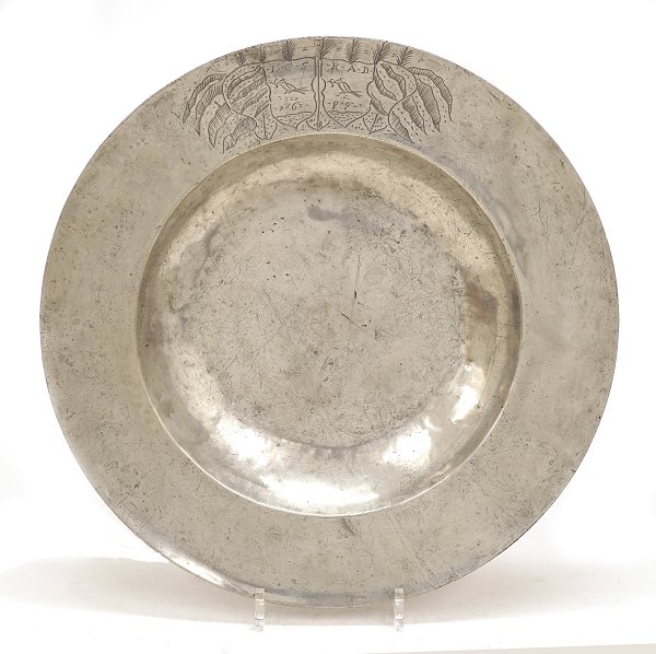 Stort tidligt barok fad i tin. Fane prydet med dansk alliancevåben dateret 1699. D: 42cm