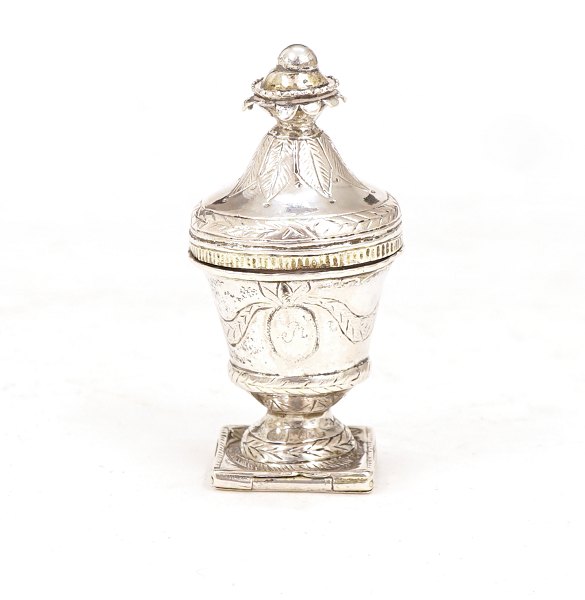 Jørgen Zimmermann, København, 1779-1842: Lille hovedvandæg i delvist forgyldt sølv. Stemplet. H: 5,8cm