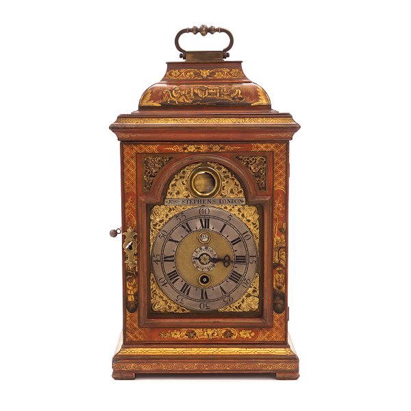 George II lygteur i rødlakeret kasse prydet med kineserier. Værk med dato og alarmfunktion. Signeret Jos. Stephens London ca. år 1740-50. H: 47cm
