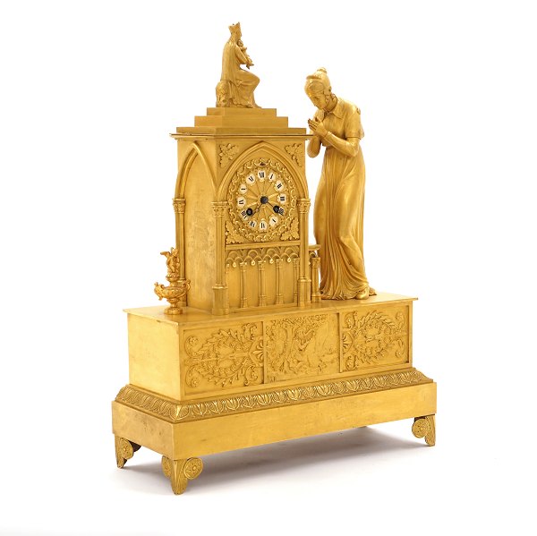 Fransk empire kaminur i forgyldt bronze med bedende kvinde foran statue af Jomfru Maria. Frankrig ca. år 1820. H: 49cm. B: 36cm